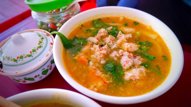 【ベトナム】古都フエでもちもち麺が美味しいバンカンクア(カニうどん)を食べる
