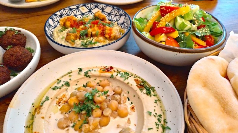 トンロー駅前のヴィーガン&ベジタリアンレストラン「フムス・ブティック」