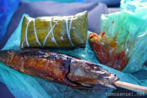 バンダネイラの港で買ったお弁当