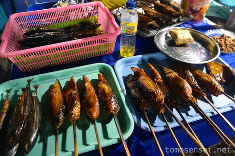 バンダネイラの屋台で見かけた串焼きの魚