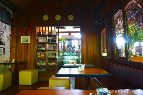 ポーチカフェの店内は日本の喫茶店みたい