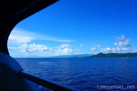 穏やかな海をアンボンへ向けて進みます